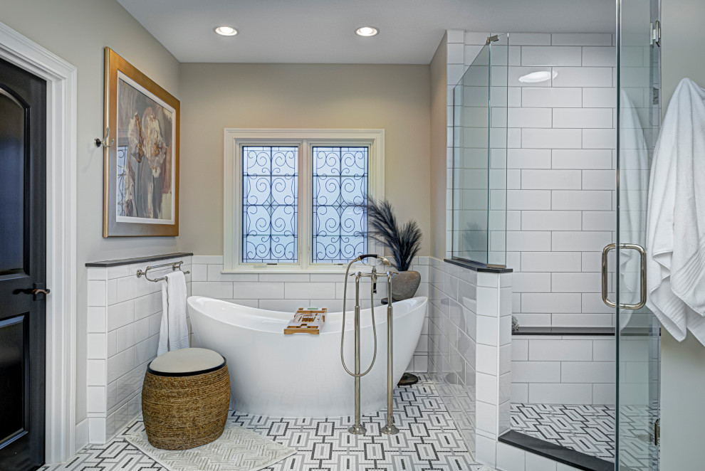 Idéer för mellanstora funkis en-suite badrum, med ett hörnbadkar, en dusch/badkar-kombination, vit kakel, tunnelbanekakel, beige väggar, klinkergolv i porslin, flerfärgat golv och dusch med gångjärnsdörr