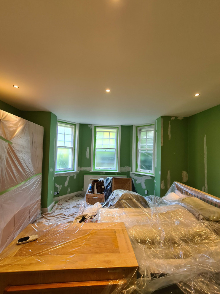 Foto de dormitorio principal clásico extra grande con paredes azules, moqueta, suelo beige y bandeja