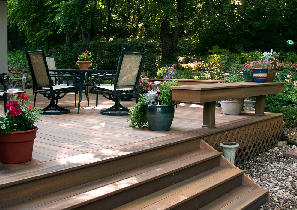 Traditional deck in Kansas City.
