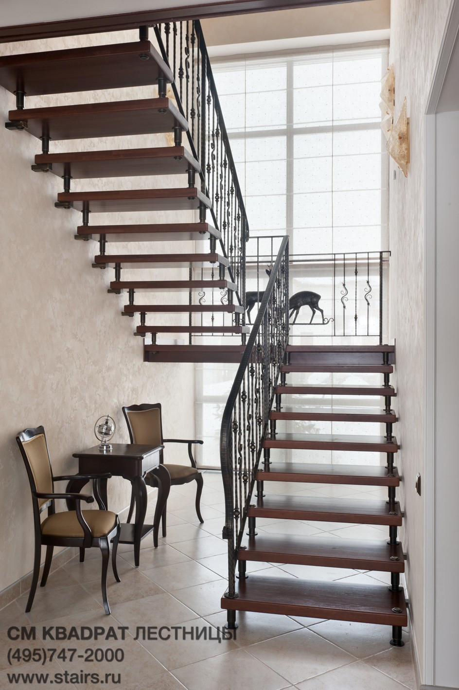 Лестница на больцах с кованым ограждением