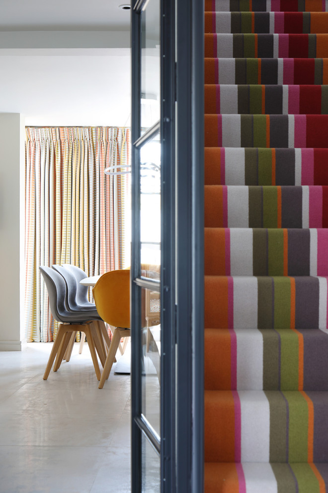 Ispirazione per un soggiorno minimal di medie dimensioni con pavimento in gres porcellanato e pavimento grigio