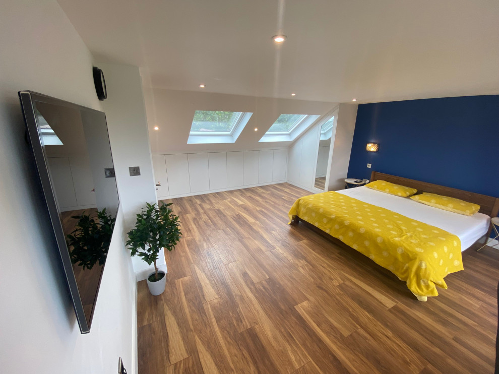 Großes Schlafzimmer mit blauer Wandfarbe, Bambusparkett, braunem Boden, Deckengestaltungen und Wandgestaltungen in London