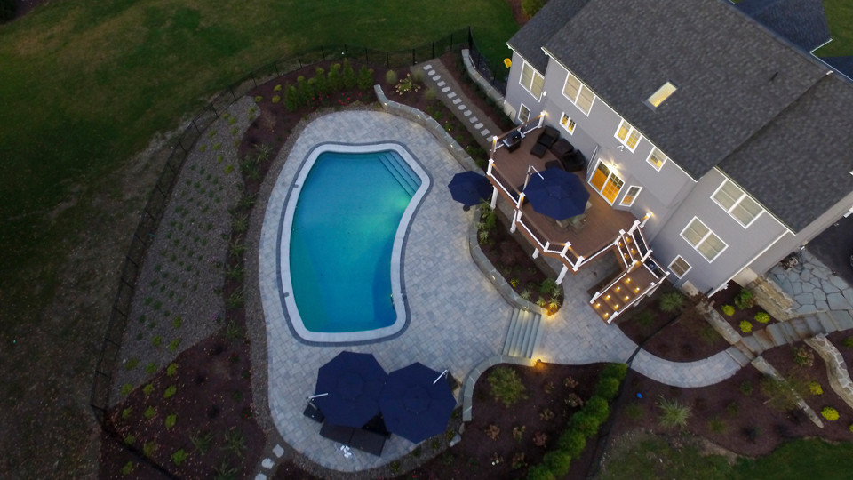 Ispirazione per una grande terrazza stile americano dietro casa e al primo piano con nessuna copertura e parapetto in materiali misti