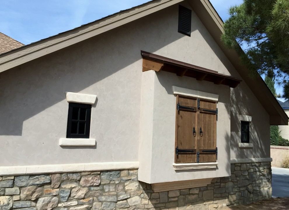 Example of a mid-sized mountain style one-story mixed siding beige home design design in Austin