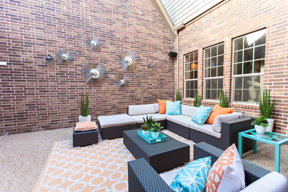 This is an example of a mid-sized contemporary courtyard patio in Dallas with gravel and no cover.