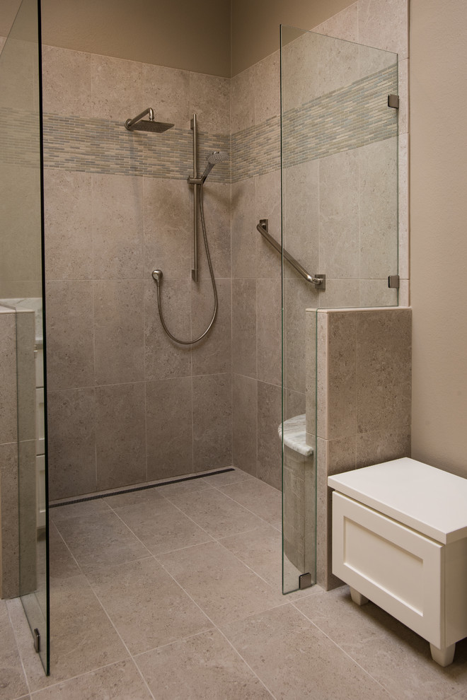 Idéer för ett mellanstort klassiskt en-suite badrum, med skåp i shakerstil, vita skåp, en kantlös dusch, beige kakel, porslinskakel, beige väggar, klinkergolv i porslin, ett undermonterad handfat och granitbänkskiva