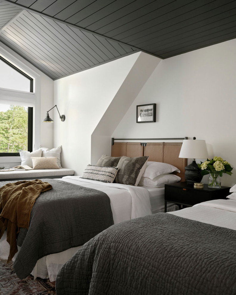 На фото: спальня в стиле неоклассика (современная классика) с белыми стенами, потолком из вагонки и сводчатым потолком с