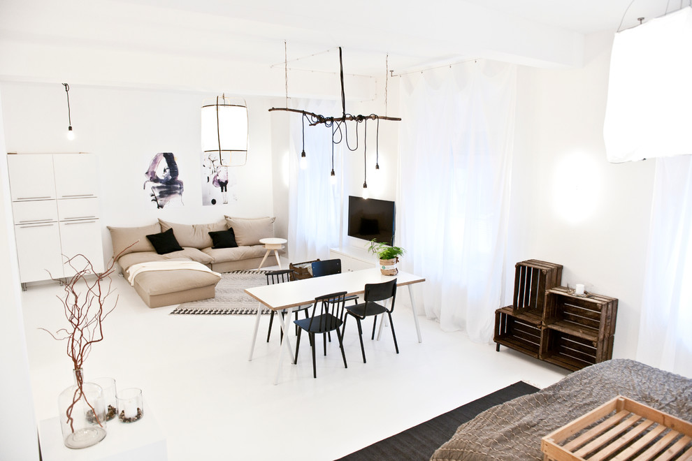 Großes, Offenes Skandinavisches Wohnzimmer ohne Kamin mit TV-Wand und weißer Wandfarbe in München