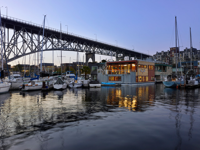Houseboat 9 industriale-facciata