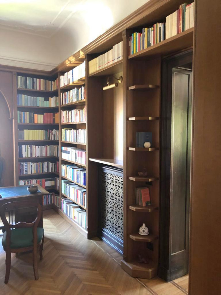 Traditional home office in Rome.