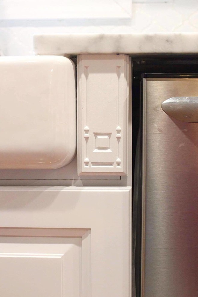 Kitchen - transitional kitchen idea in New York