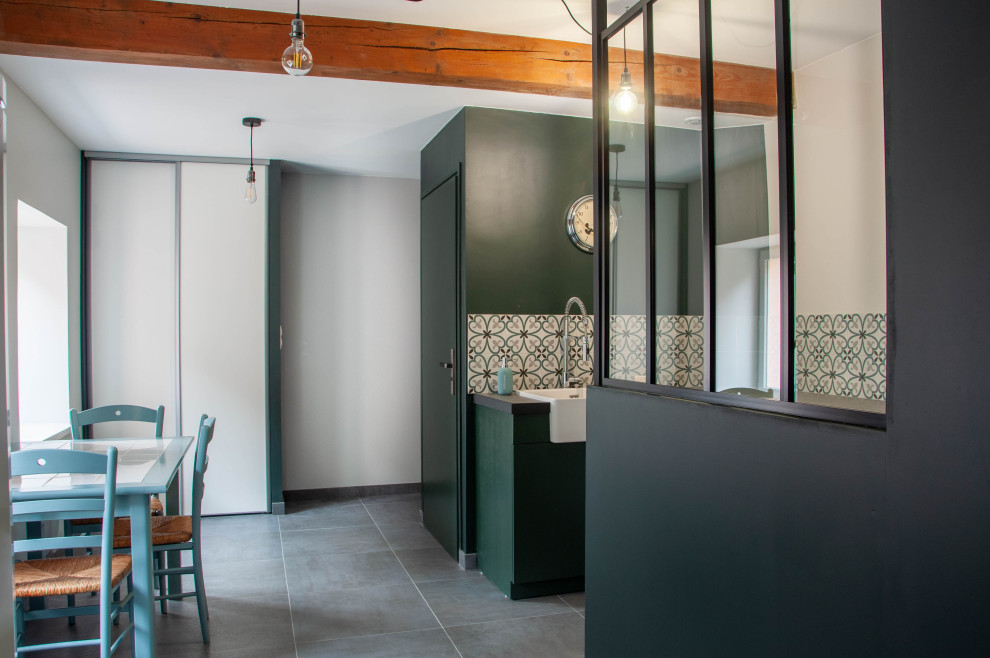 Inspiration for a large industrial utility room in Lyon with a single-bowl sink, tile benchtops, green walls, ceramic floors, a side-by-side washer and dryer, grey floor and grey benchtop.