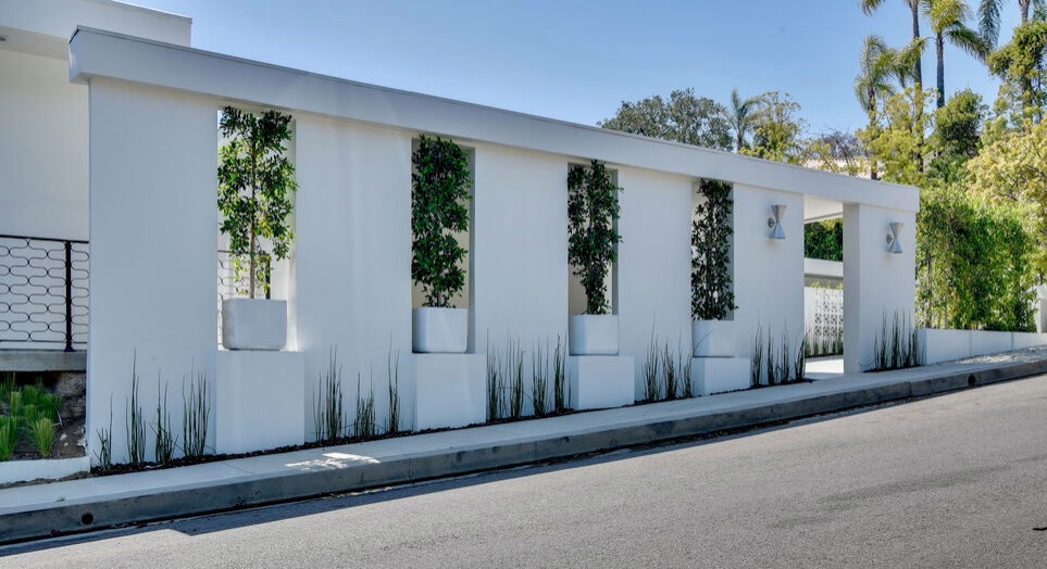 Стильный дизайн: большой, одноэтажный, белый частный загородный дом в современном стиле с облицовкой из цементной штукатурки, плоской крышей, зеленой крышей и входной группой - последний тренд