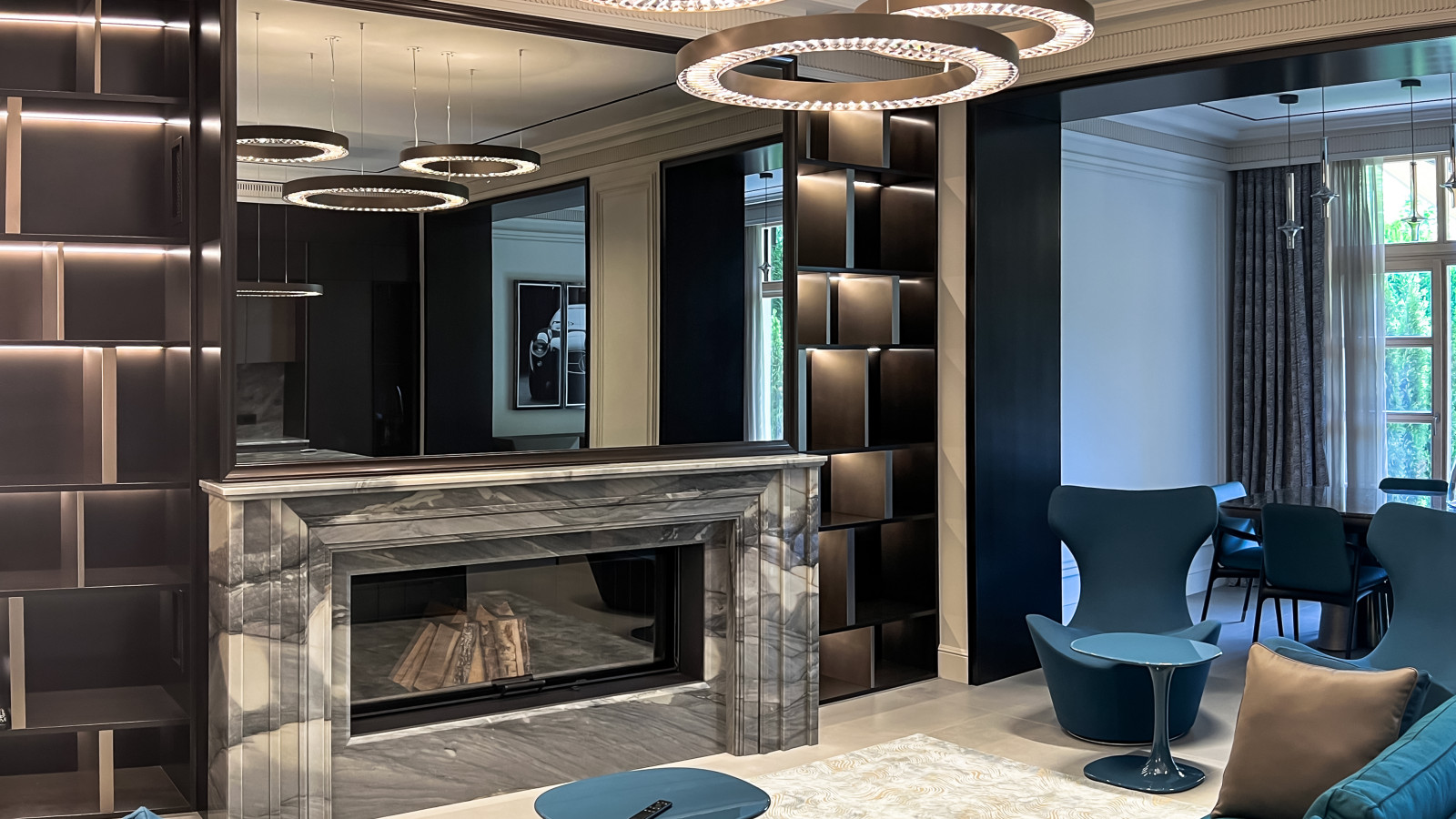 Зеркальный телевизор над камином