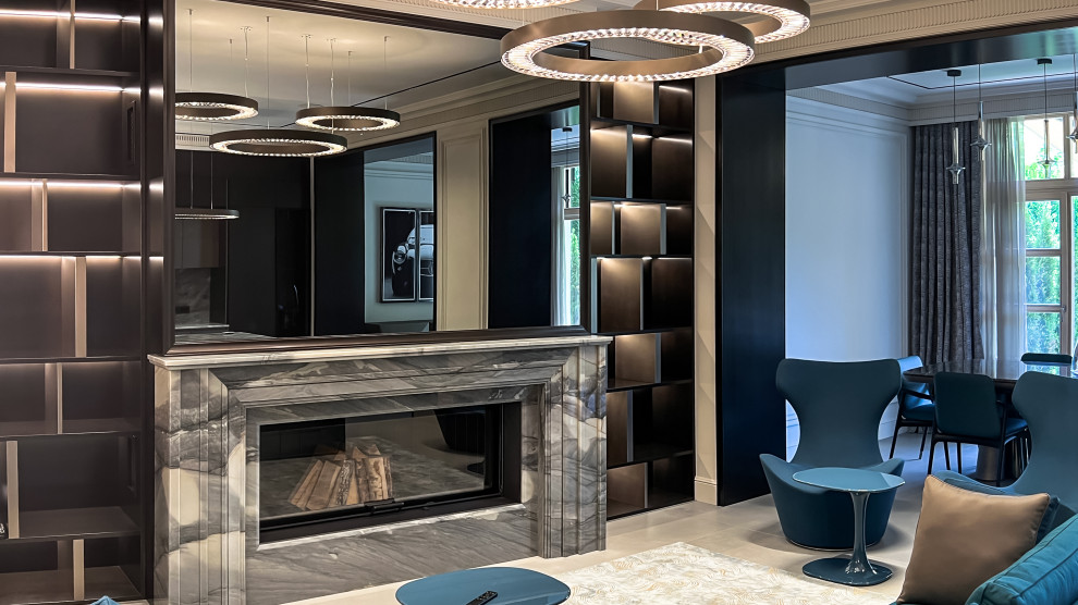 Зеркальный телевизор над камином