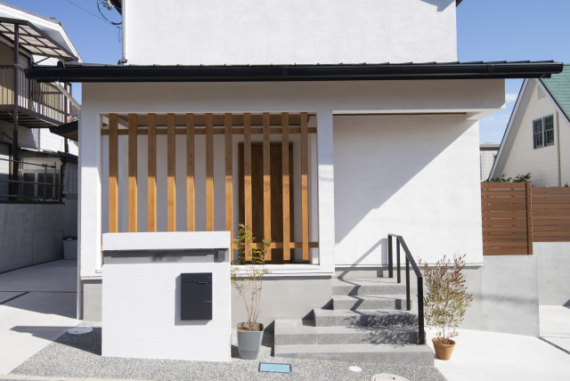 T様邸 moderno-fachada