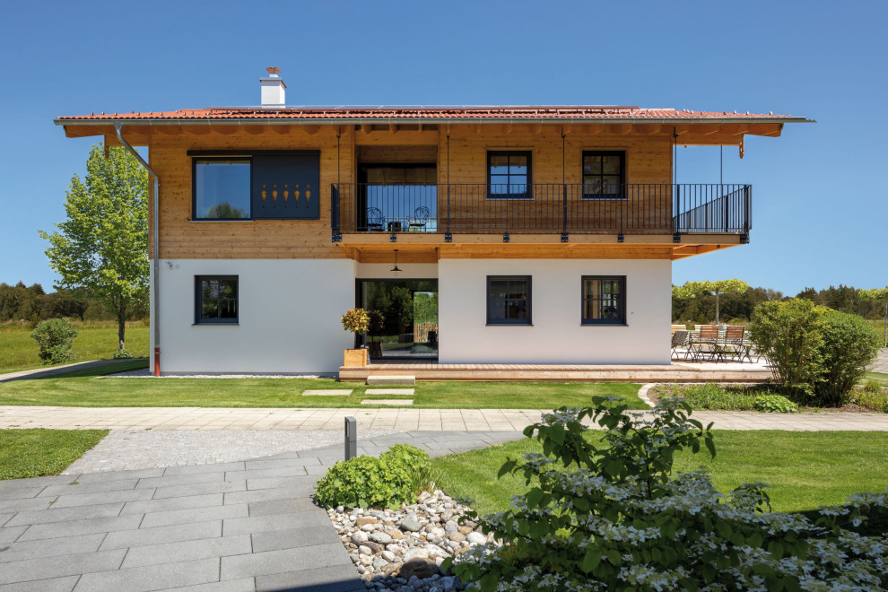 Ispirazione per la villa grande country a due piani con rivestimento in legno, copertura in tegole, tetto blu e pannelli sovrapposti