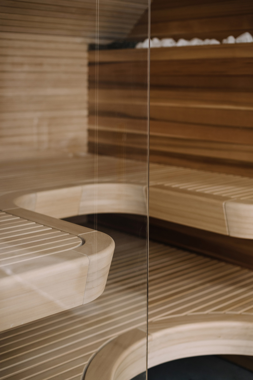 Подвесные полки и многофункциональный подиум