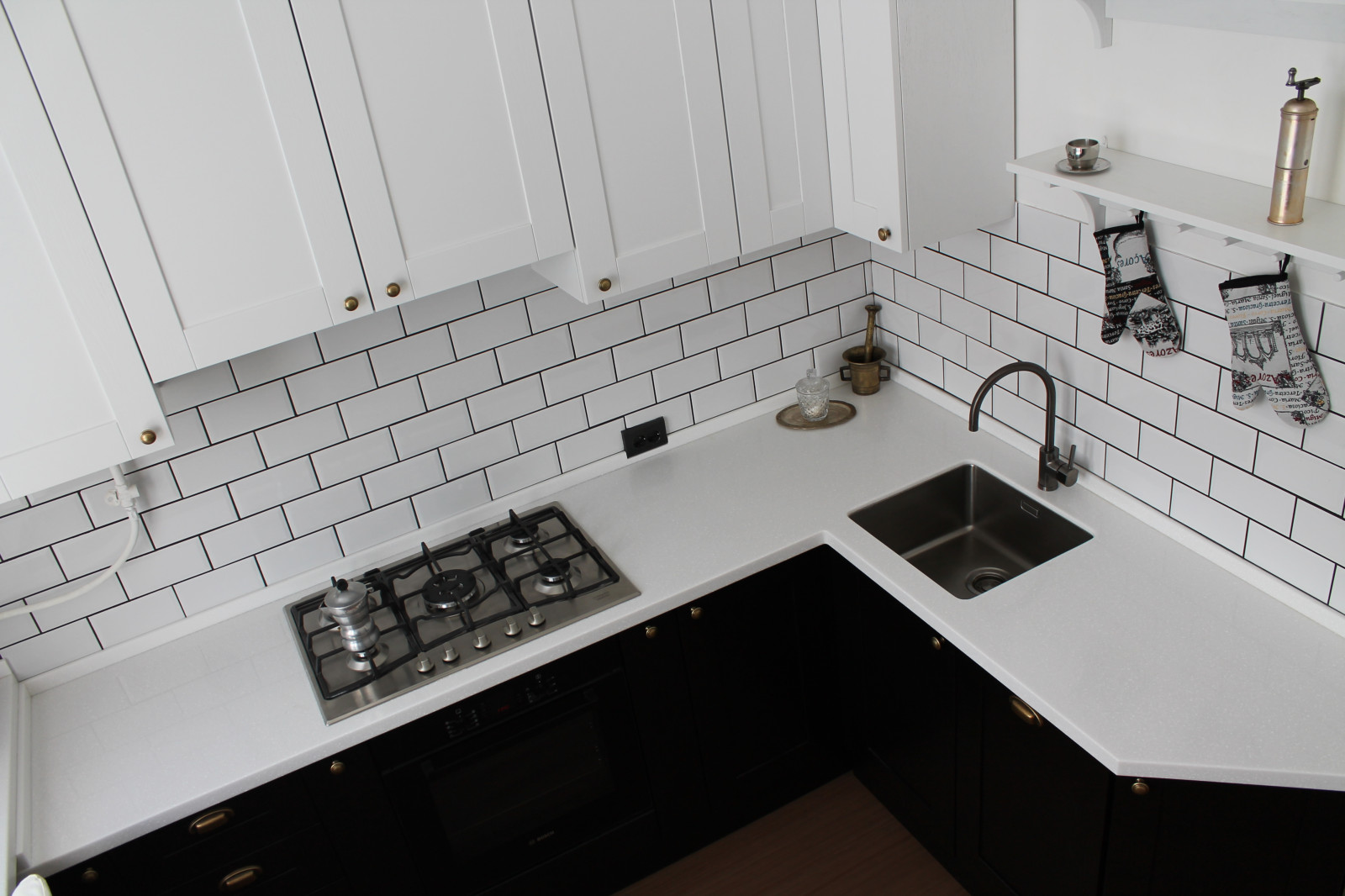 Стол-подоконник для кухни: быть или забыть?