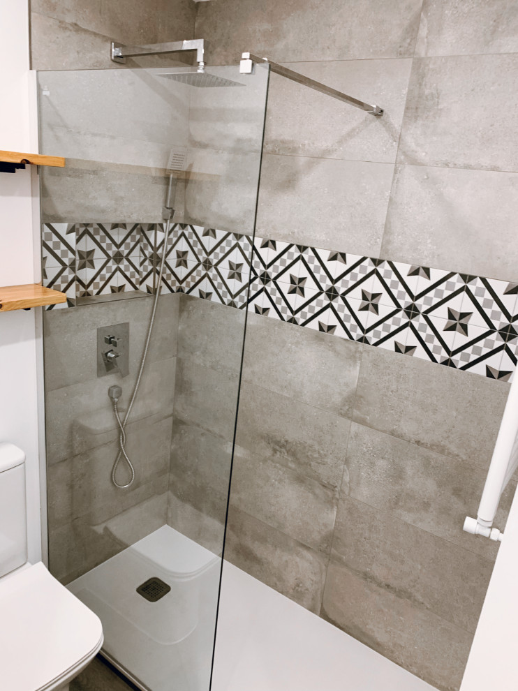 Diseño de aseo a medida contemporáneo pequeño con puertas de armario blancas, urinario, baldosas y/o azulejos blancas y negros, baldosas y/o azulejos de cerámica, paredes blancas, lavabo sobreencimera, encimera de madera, suelo gris y encimeras marrones