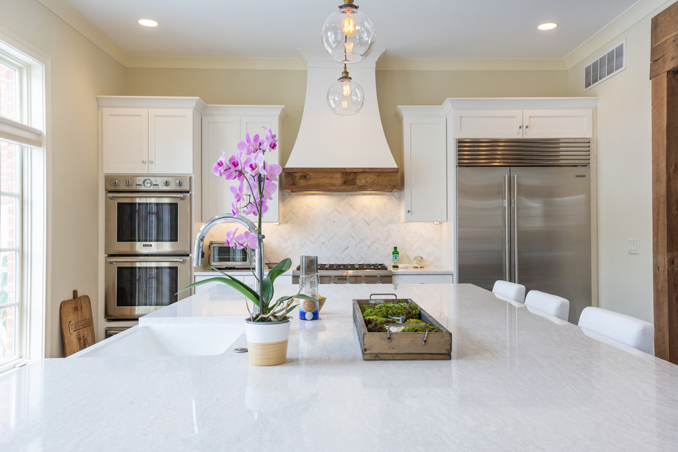 Inspiration for a transitional kitchen remodel in Columbus