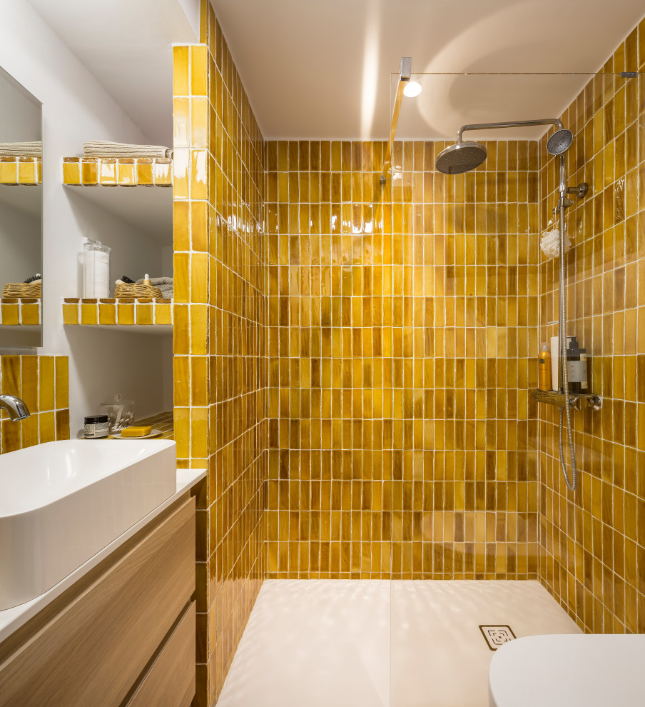 Свежая идея для дизайна: маленький туалет в средиземноморском стиле с желтой плиткой, терракотовой плиткой, белыми стенами, полом из терракотовой плитки, накладной раковиной, столешницей из искусственного кварца, коричневым полом, светлыми деревянными фасадами, белой столешницей и подвесной тумбой для на участке и в саду - отличное фото интерьера