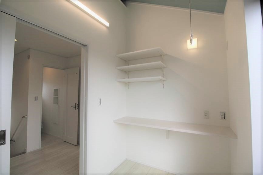 Diseño de despacho mediterráneo con paredes blancas, suelo de contrachapado, escritorio empotrado, suelo blanco, papel pintado y papel pintado