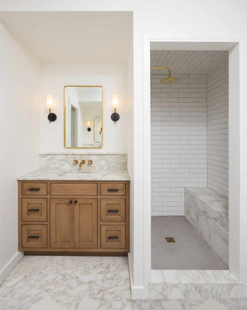 Пример оригинального дизайна: главная ванная комната среднего размера в стиле неоклассика (современная классика) с фасадами с декоративным кантом, бежевыми фасадами, ванной в нише, душем в нише, унитазом-моноблоком, белой плиткой, керамической плиткой, белыми стенами, врезной раковиной, мраморной столешницей, серым полом, душем с распашными дверями, серой столешницей, сиденьем для душа, тумбой под одну раковину, встроенной тумбой и мраморным полом