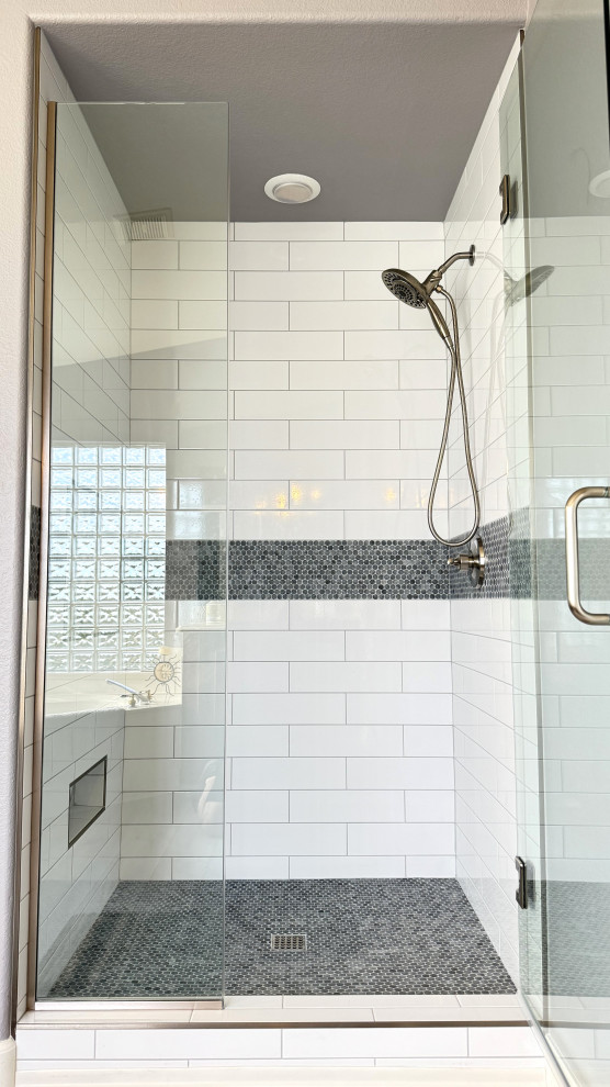 Idee per una grande stanza da bagno padronale minimalista con doccia alcova, piastrelle bianche, piastrelle in gres porcellanato, pavimento in marmo, pavimento blu, porta doccia a battente e nicchia