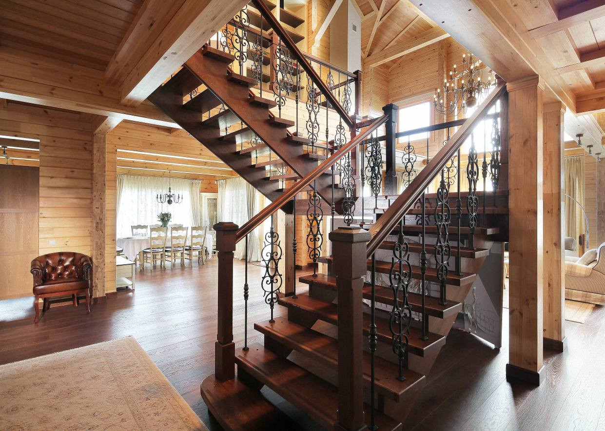 Лестница в доме из клееного бруса