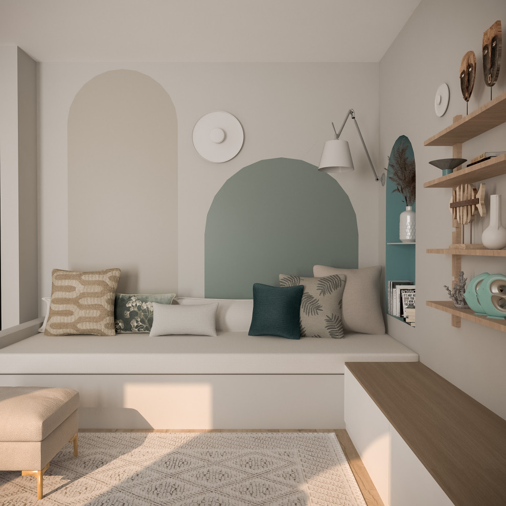 Idee per un soggiorno mediterraneo di medie dimensioni e aperto con pareti beige, parquet chiaro e TV a parete