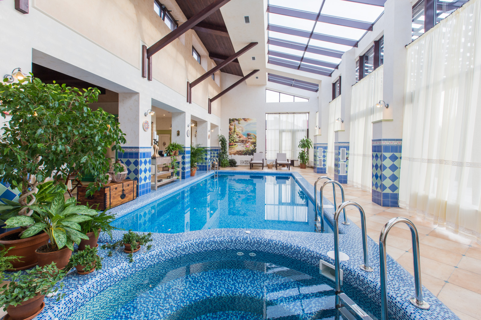 Интерьер гостевого дома в стиле Прованс. Интерьер бассейна (150 кв м)