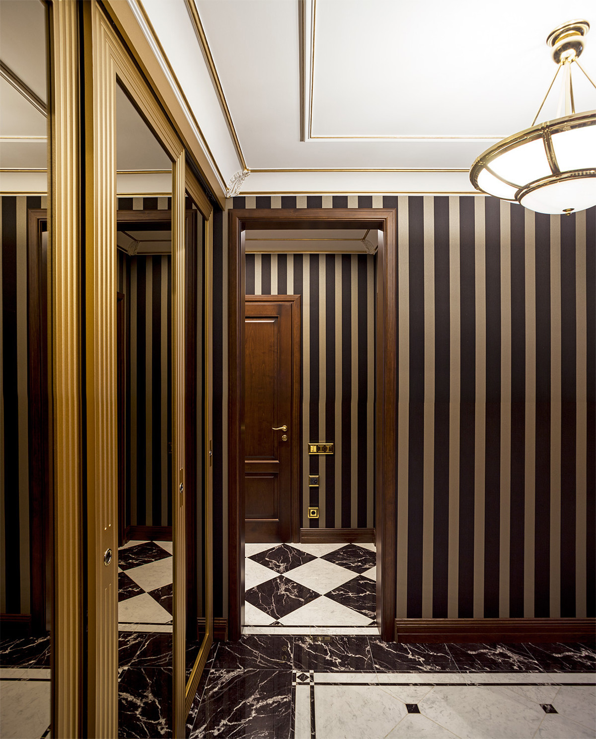 Современная классика с элементами Ар-деко.