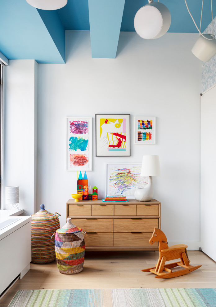 Источник вдохновения для домашнего уюта: нейтральная детская среднего размера в современном стиле с спальным местом, синими стенами, ковровым покрытием, разноцветным полом, балками на потолке и обоями на стенах для ребенка от 4 до 10 лет