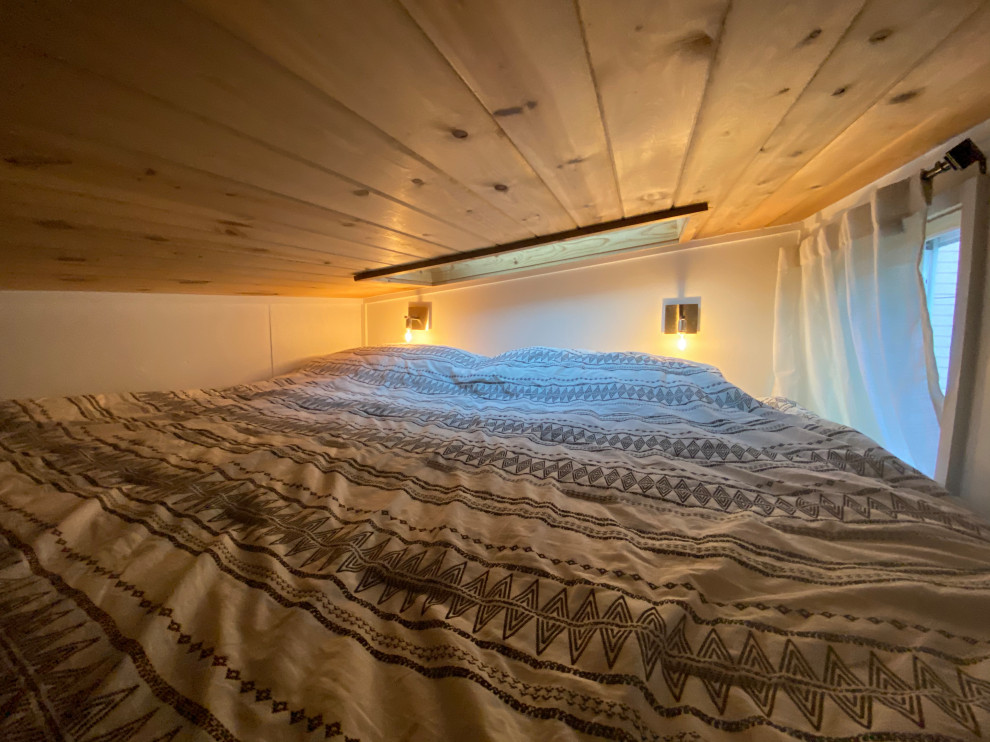 Idee per una piccola camera da letto american style con pareti bianche, moquette, nessun camino, pavimento multicolore, soffitto a cassettoni e pareti in legno