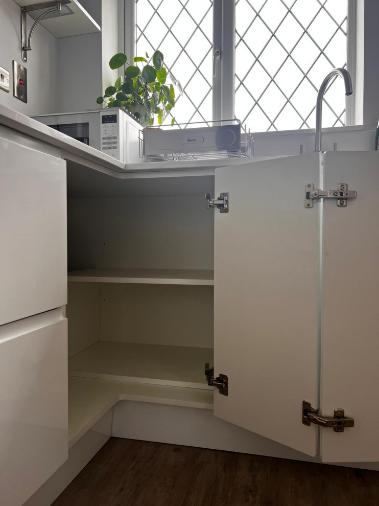 The Groby Kitchen - Goscote MTM Europe J Pull in White Gloss