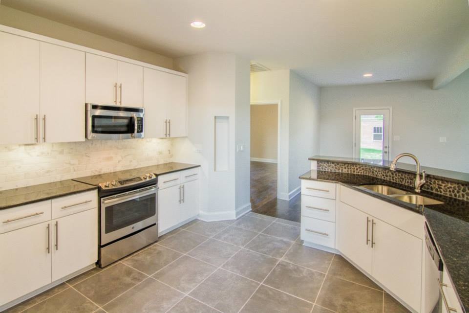 Kitchen - transitional kitchen idea
