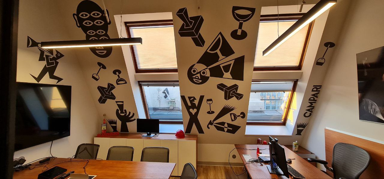 Декор панно и стена в кабинете офиса компании.