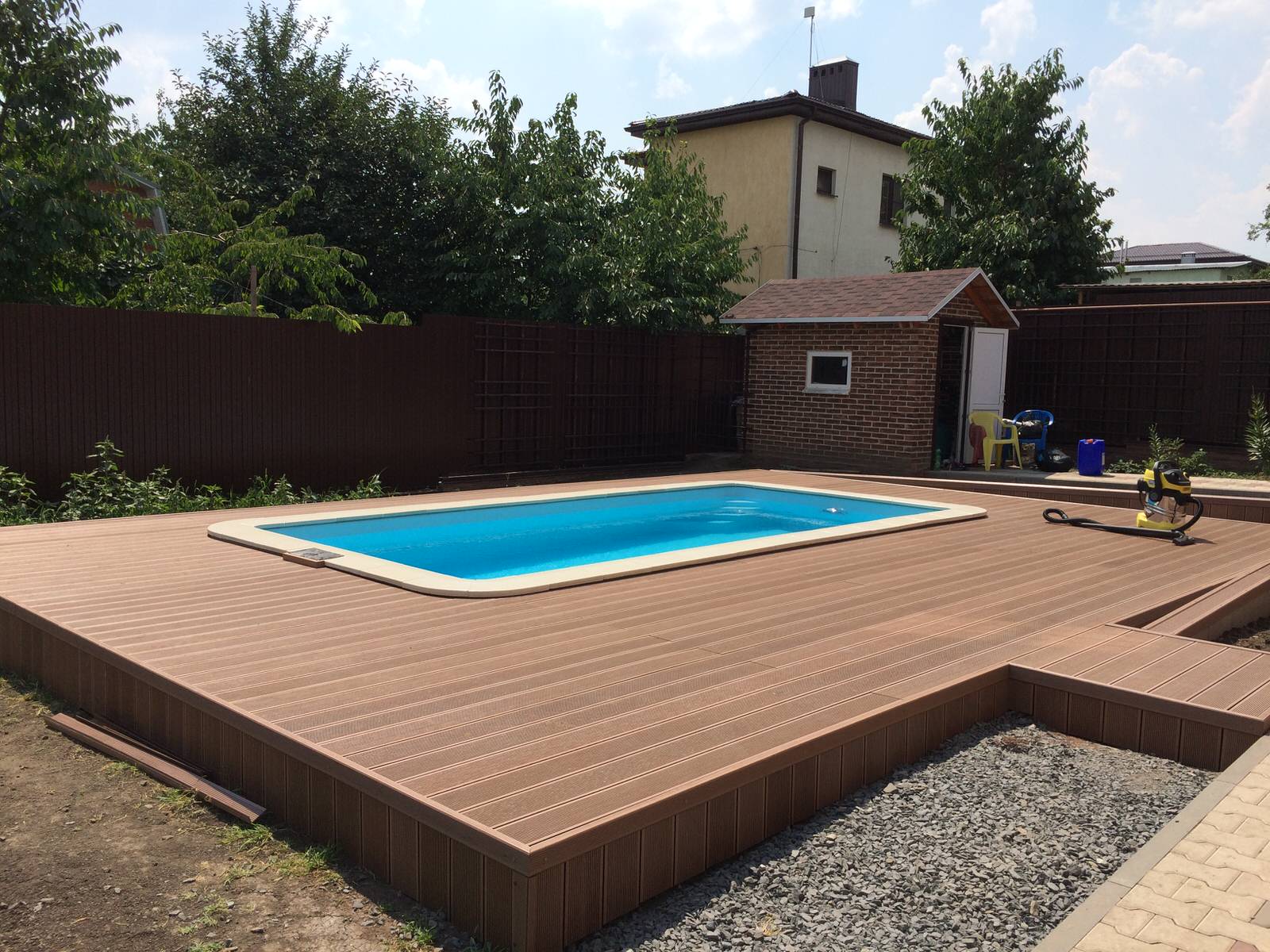 Терраса вокруг бассейна из древесно полимерного композита на метало-каркасе