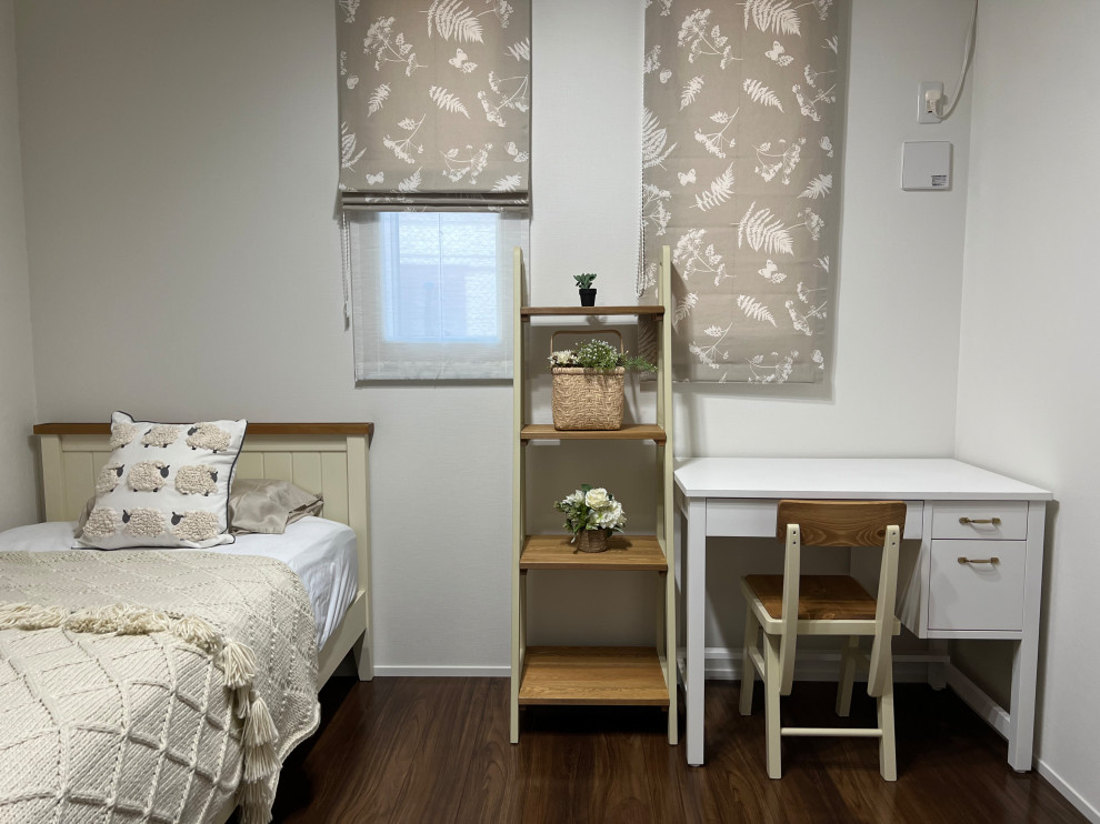 Ejemplo de dormitorio infantil nórdico grande con paredes grises y papel pintado