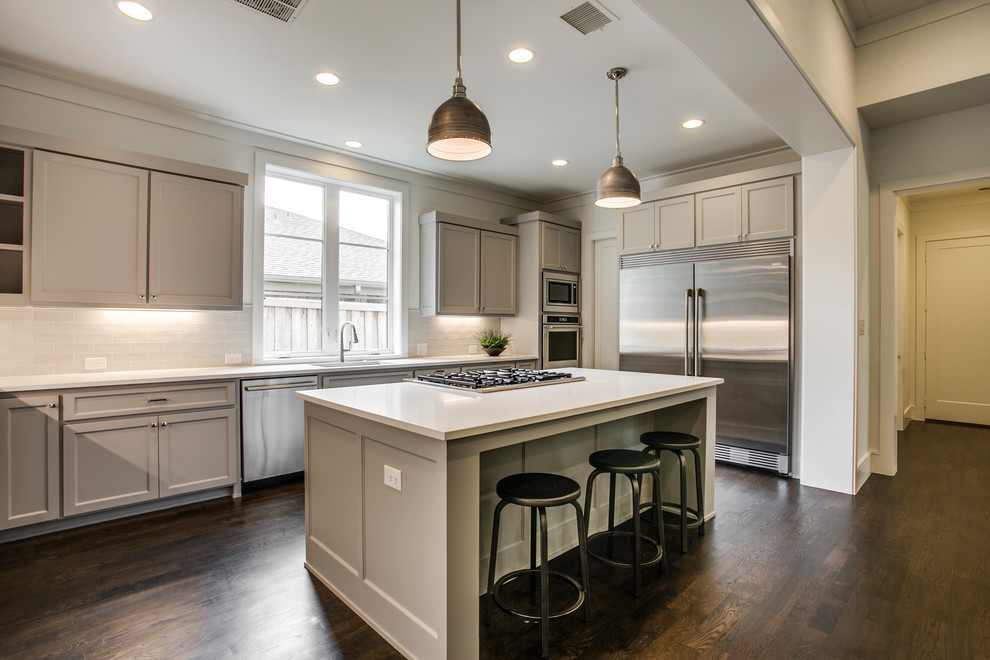 Kitchen - transitional kitchen idea in Dallas