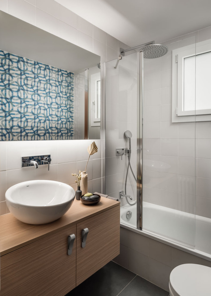 Kleines Modernes Badezimmer En Suite mit Einbaubadewanne, blauen Fliesen, Zementfliesen, weißer Wandfarbe, Keramikboden, Aufsatzwaschbecken, grauem Boden, Falttür-Duschabtrennung und WC-Raum in Barcelona