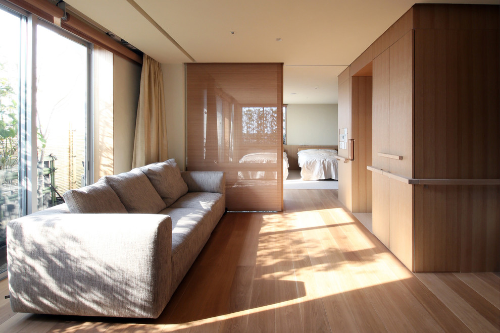 Aménagement d'une très grande chambre moderne avec un sol beige.