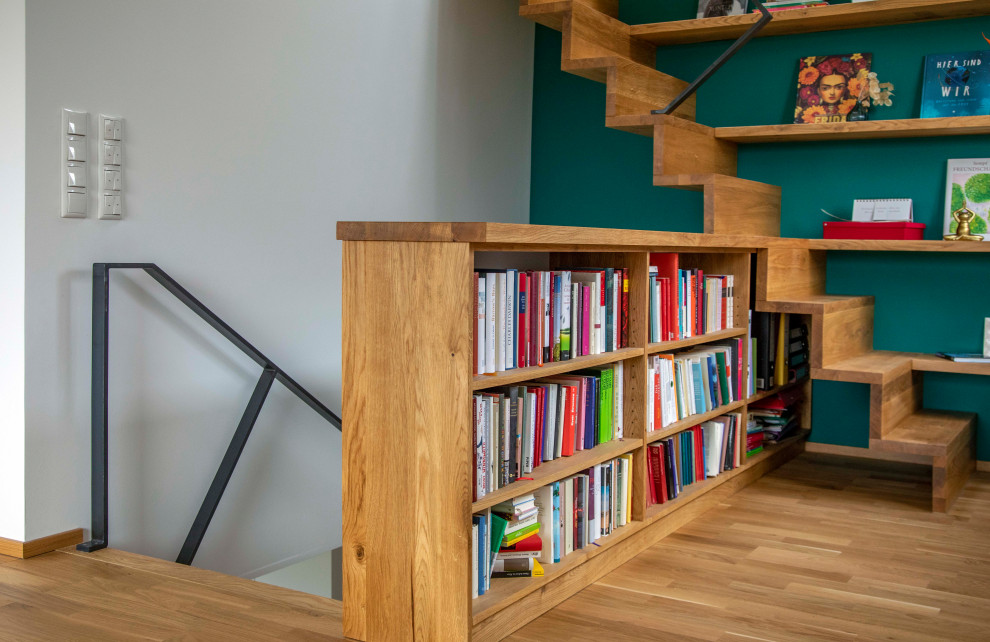 Стильный дизайн: прямая деревянная лестница в скандинавском стиле с деревянными ступенями и металлическими перилами - последний тренд