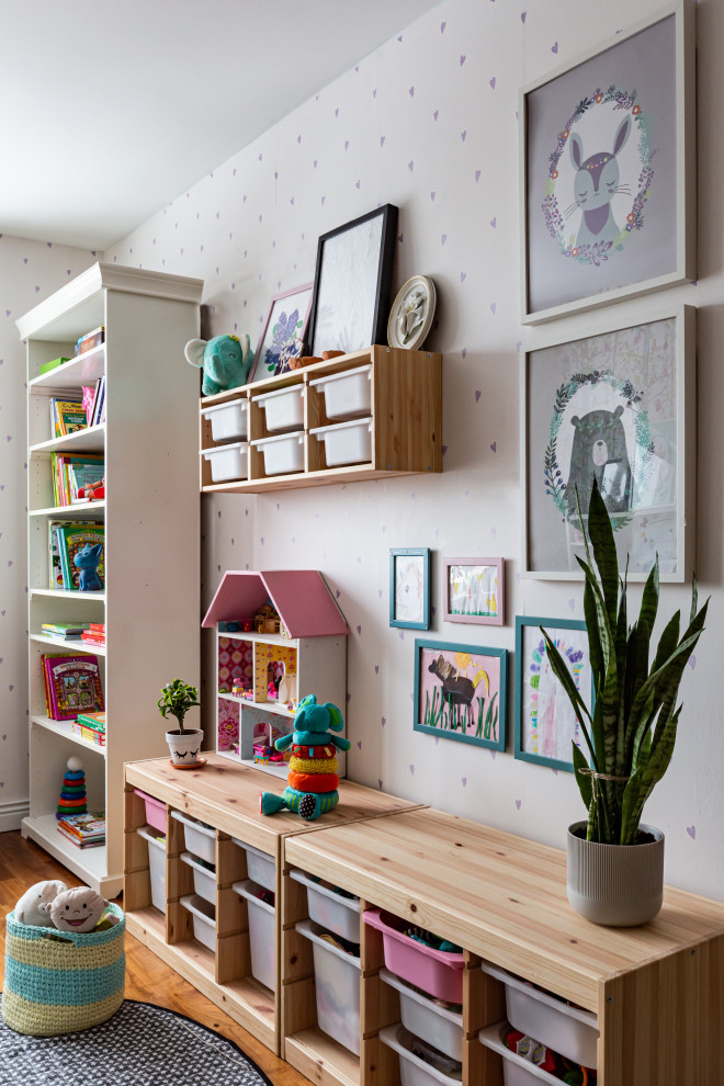 This is an example of a transitional kids' room in Saint Petersburg.