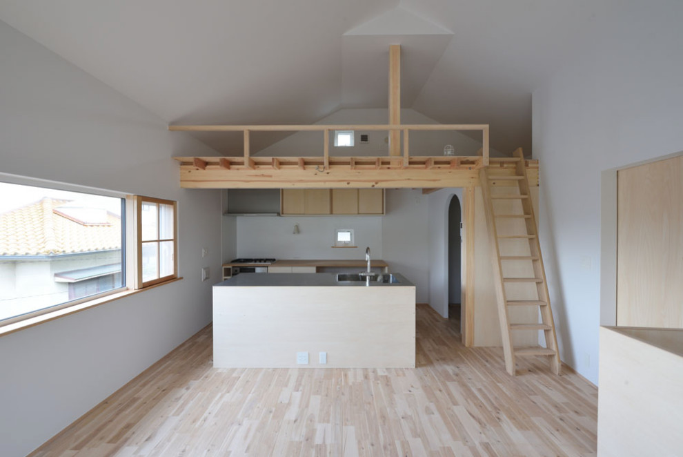 Small contemporary dining room in Nagoya with white walls, light hardwood floors, beige floor and vaulted.