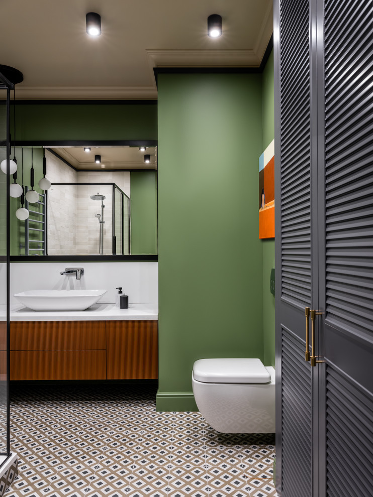 Modernes Badezimmer mit braunen Schränken, grüner Wandfarbe und schwebendem Waschtisch in Moskau