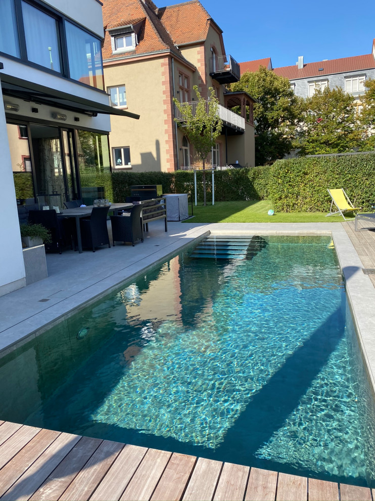 Moderner Pool neben dem Haus in rechteckiger Form mit Betonboden in Sonstige