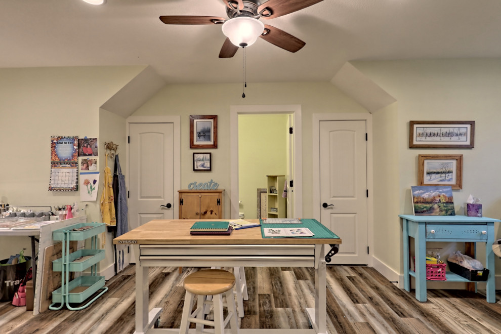 Imagen de sala de manualidades de estilo americano grande sin chimenea con paredes verdes, suelo vinílico, escritorio independiente y suelo multicolor