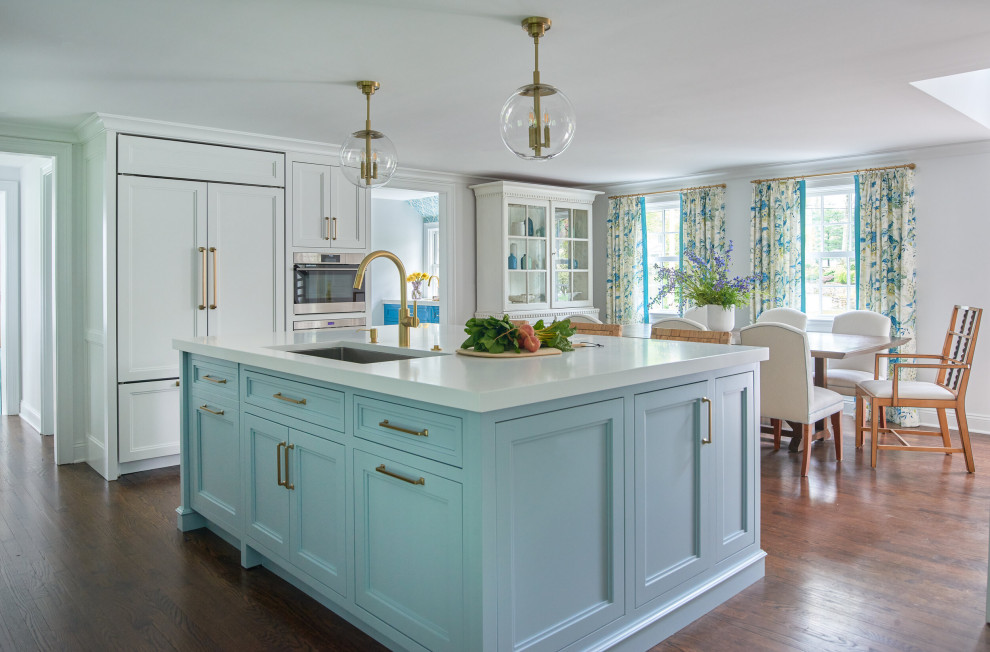 Modern inredning av ett kök, med blått stänkskydd och stänkskydd i marmor